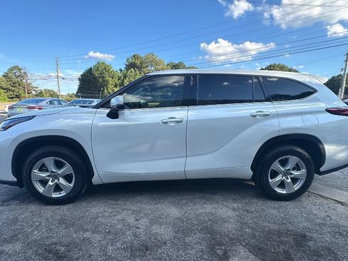 Used 2022 Toyota Highlander LE FWD image 6