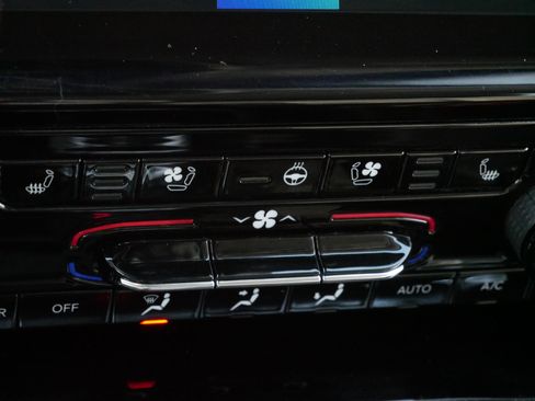 Used 2023 Jeep Grand Cherokee Limited w/ Luxury Tech Group II image 33