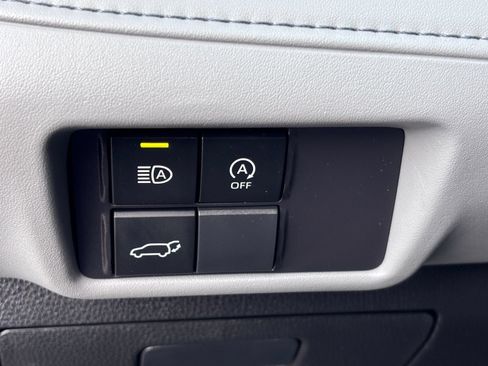 Used 2023 Toyota Highlander LE FWD image 21