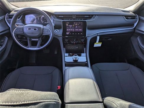 New 2025 Jeep Grand Cherokee Laredo image 32