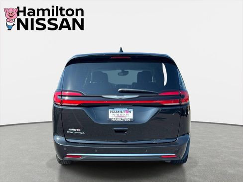 Used 2023 Chrysler Pacifica Touring-L FWD image 3