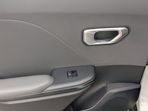 Used 2025 Kia K4 LXS image 23