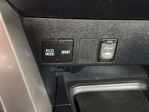 Used 2018 Toyota RAV4 LE w/ All Weather Liner Package AWD/4WD image 22