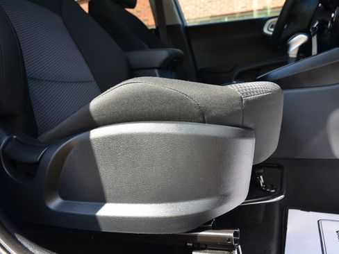 Used 2025 Kia Soul LX w/ LX Technology Package FWD image 28
