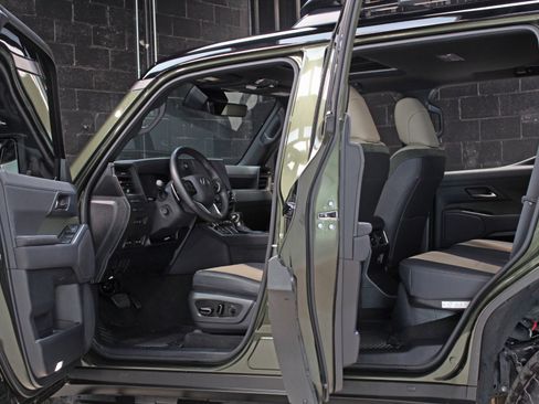 Used 2025 Lexus GX 550 w/ Accessory Package (32) AWD/4WD image 25