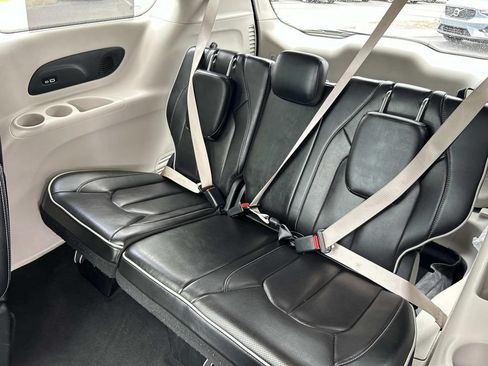 Used 2023 Chrysler Pacifica Limited FWD image 27