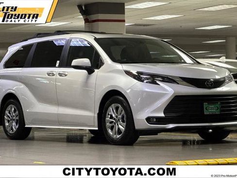Certified 2026 Toyota Sienna XLE image 1