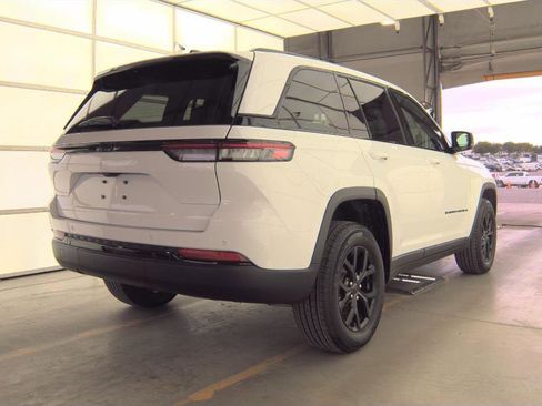 Used 2025 Jeep Grand Cherokee Altitude image 11