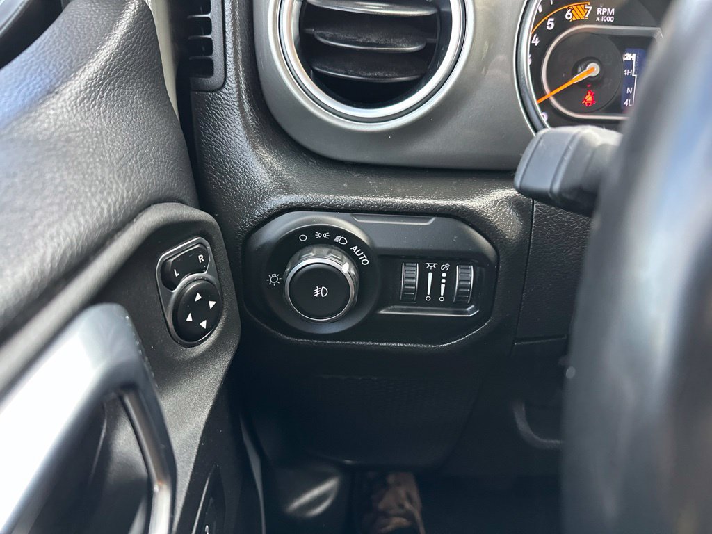 Used 2022 Jeep Wrangler Unlimited Sahara w/ LED Lighting Group AWD/4WD image 29