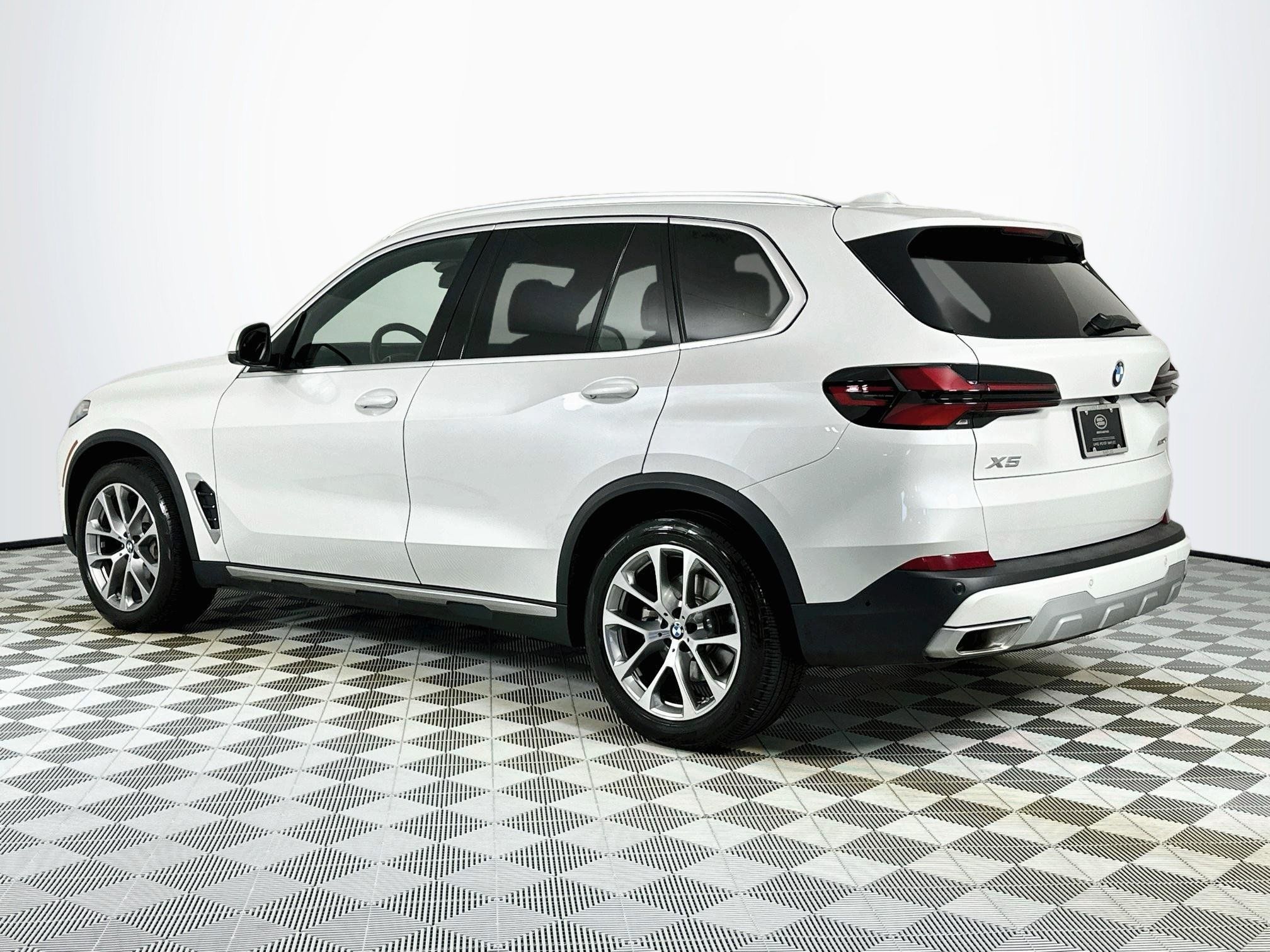 Used 2024 BMW X5 xDrive40i w/ Premium Package AWD/4WD image 7