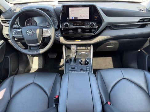 Used 2023 Toyota Highlander XLE AWD/4WD image 15