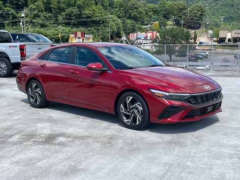 Used 2025 Hyundai Elantra SEL FWD image 1