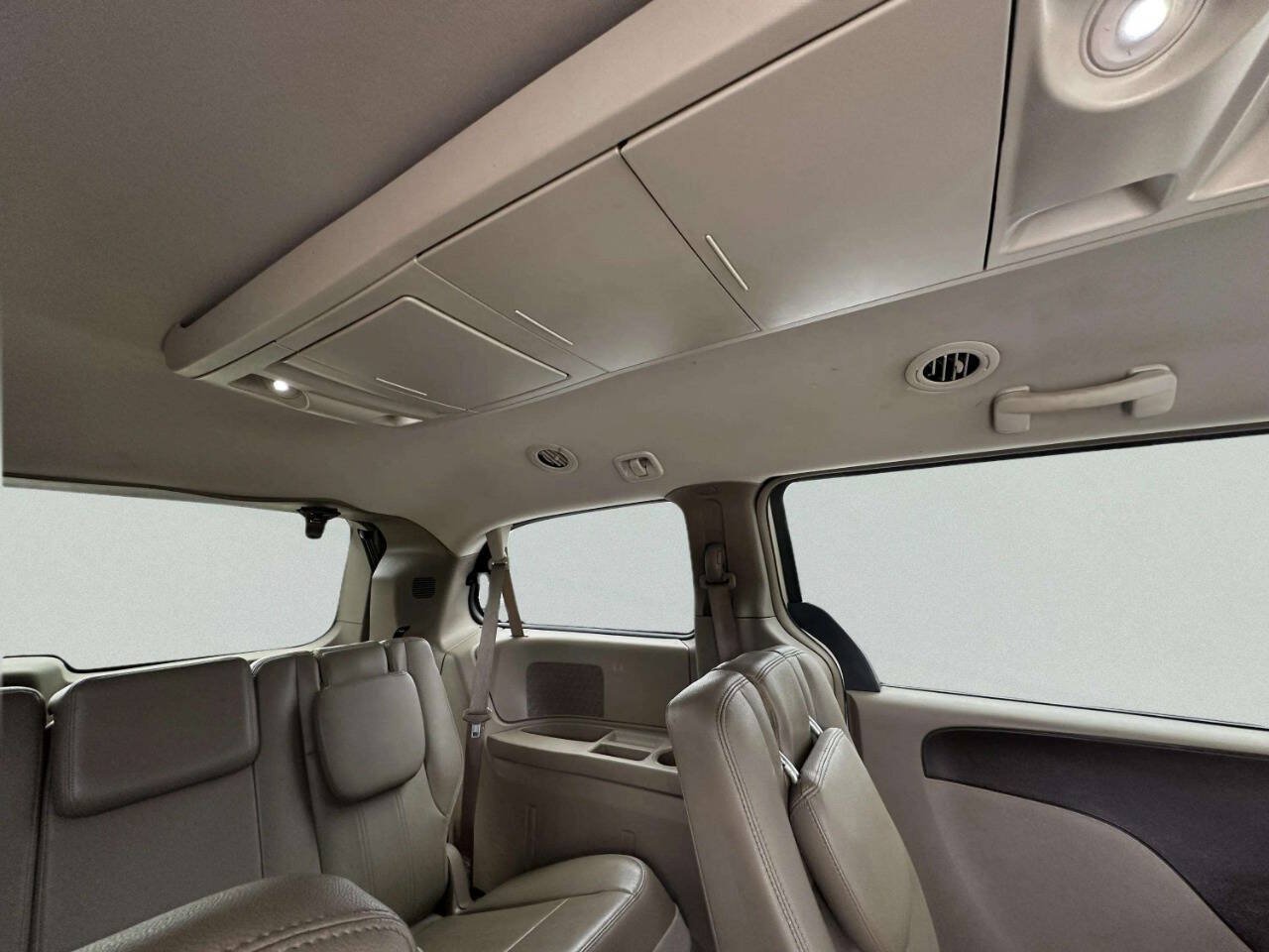 Used 2014 Chrysler Town & Country Touring FWD image 20
