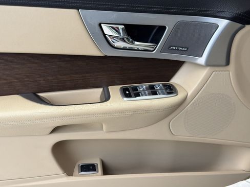 Used 2013 Jaguar XF RWD image 13