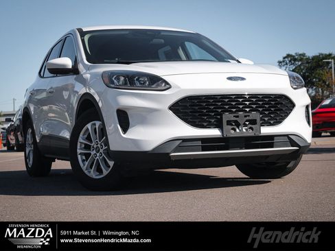 Used 2020 Ford Escape SE image 1