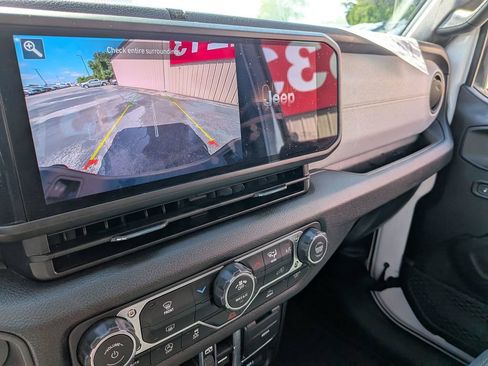 Used 2025 Jeep Gladiator Sport AWD/4WD image 18