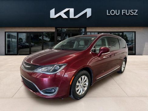 Used 2018 Chrysler Pacifica Touring-L FWD image 1
