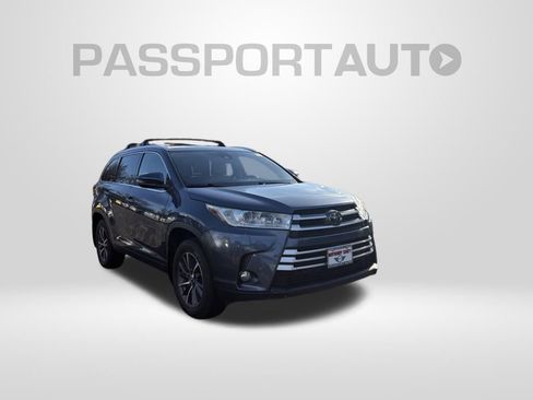 Used 2019 Toyota Highlander XLE image 3