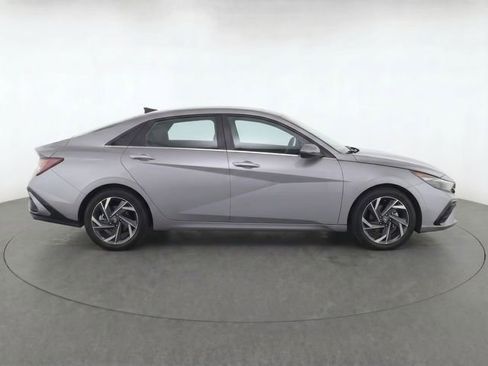 Certified 2025 Hyundai Elantra Limited FWD image 7