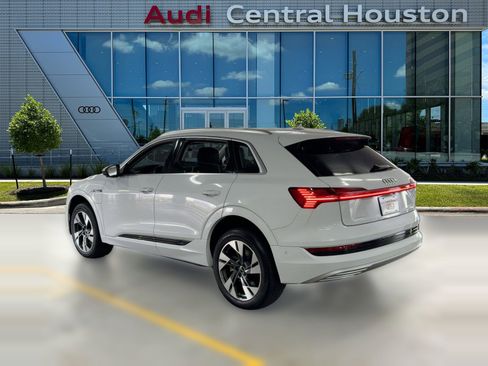 Used 2022 Audi e-tron Premium Plus w/ Premium Plus Package image 3