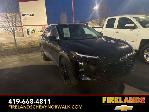 Used 2025 Chevrolet Trax ACTIV w/ Sunroof Package image 3