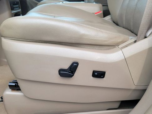 Used 2013 Chrysler Town & Country Touring-L w/ Driver Convenience Group image 18