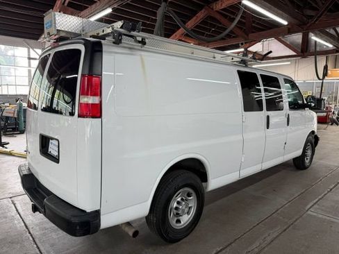 Used 2017 Chevrolet Express 2500 Extended RWD image 5