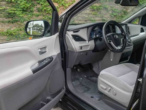 Used 2020 Toyota Sienna LE w/ Carpet Mat Package FWD image 25