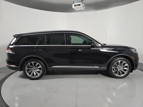 New 2026 Lincoln Aviator AWD image 3