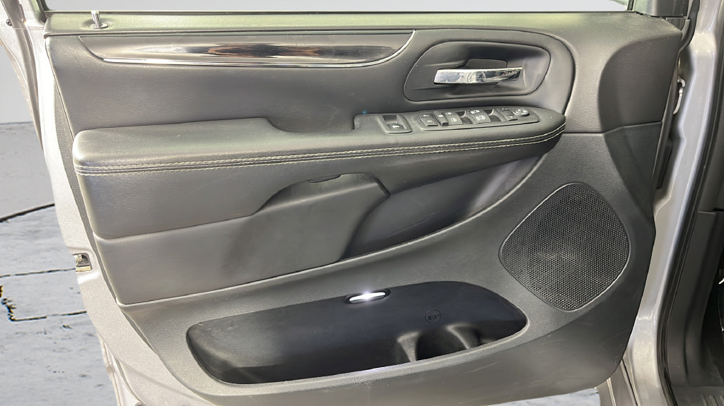 Used 2018 Dodge Grand Caravan SE FWD image 13