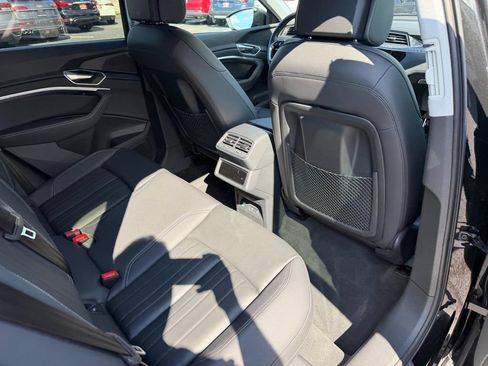 Used 2022 Audi e-tron Premium w/ Towing Package AWD/4WD image 31