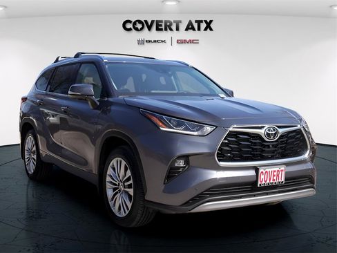 Used 2025 Toyota Highlander Platinum image 9