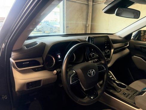 Used 2021 Toyota Highlander LE AWD/4WD image 34