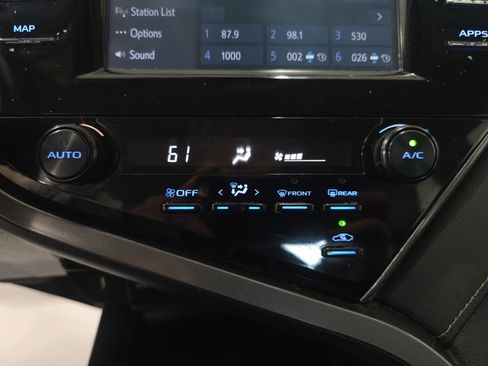 Used 2020 Toyota Camry SE FWD image 19
