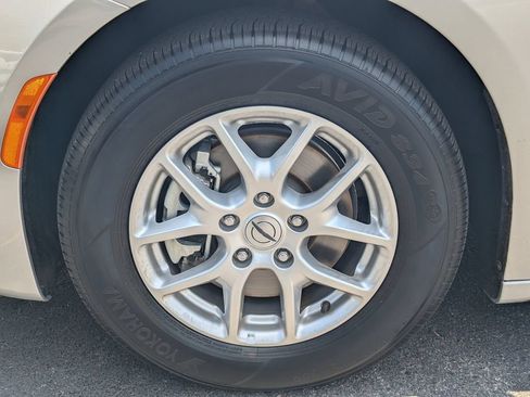 Used 2024 Chrysler Pacifica Touring-L FWD image 11