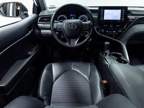 Used 2023 Toyota Camry SE image 3