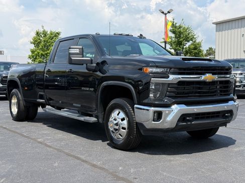 Used 2025 Chevrolet Silverado 3500 LT w/ Safety Package AWD/4WD image 2