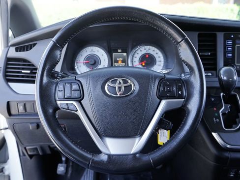 Used 2016 Toyota Sienna SE FWD image 21