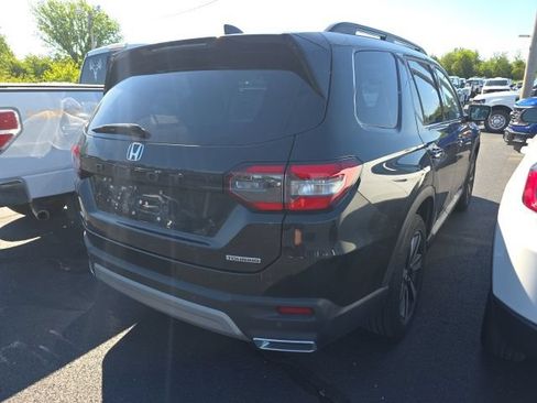 Used 2025 Honda Pilot Touring image 4