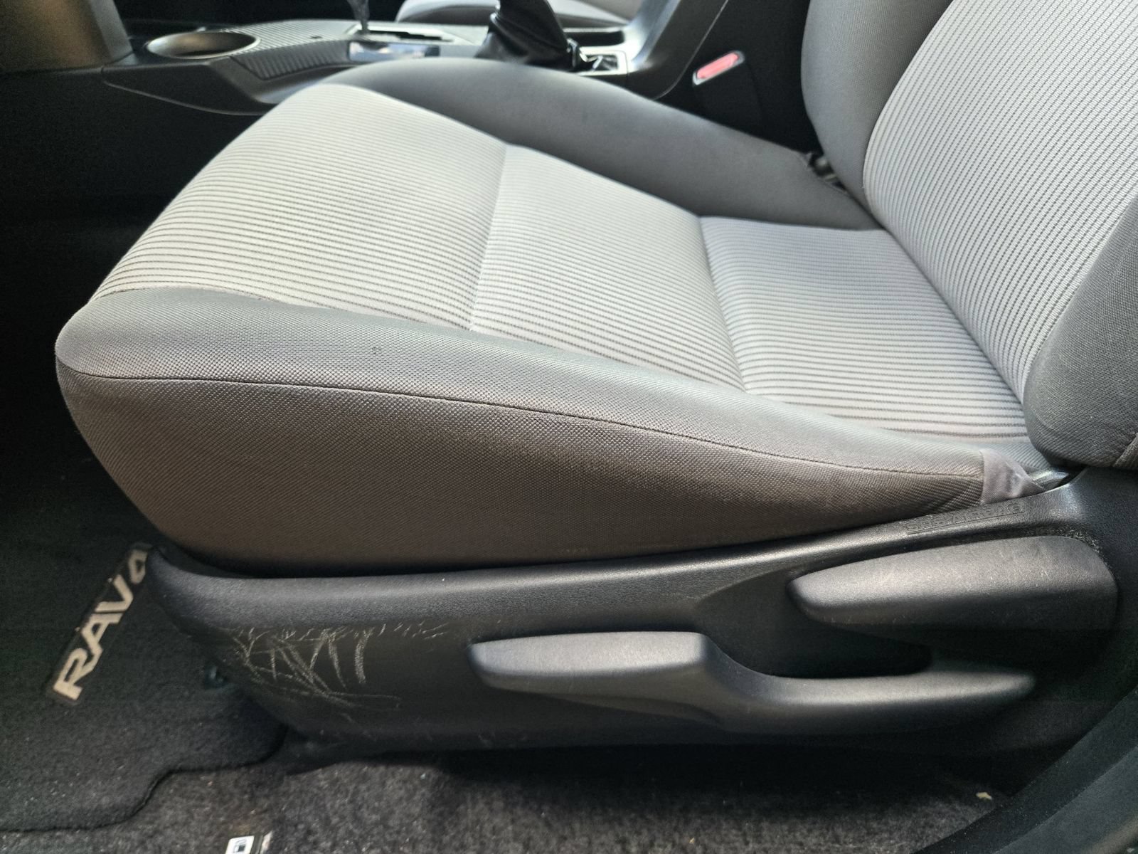 Used 2015 Toyota RAV4 LE AWD/4WD image 24