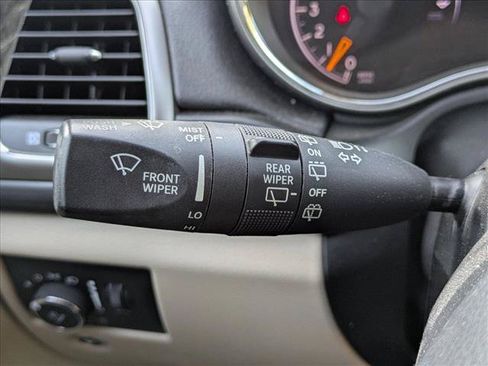 Used 2019 Jeep Grand Cherokee Laredo RWD image 9