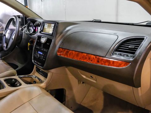 Used 2016 Chrysler Town & Country Touring-L FWD image 15
