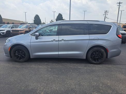 Used 2021 Chrysler Pacifica Touring-L FWD image 7