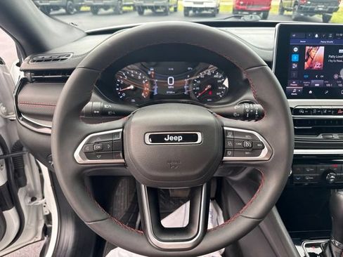Used 2025 Jeep Compass Trailhawk AWD/4WD image 18