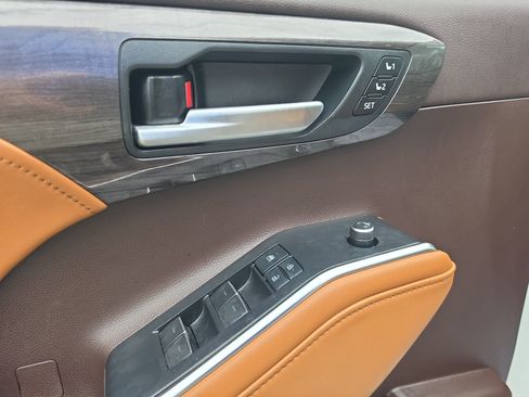 Used 2021 Toyota Highlander Platinum AWD/4WD image 19