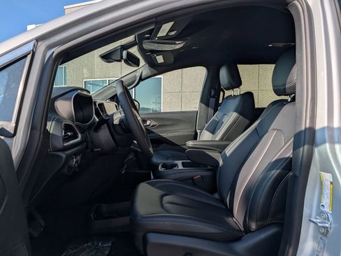 New 2026 Chrysler Pacifica Select AWD/4WD image 5