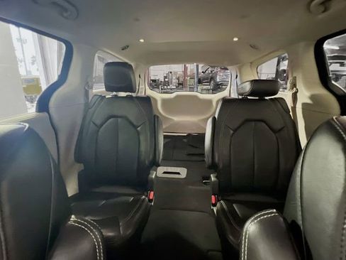 Used 2024 Chrysler Pacifica Touring-L image 18