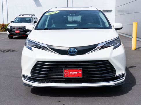 Used 2021 Toyota Sienna XLE w/ XLE Plus Package AWD/4WD image 2