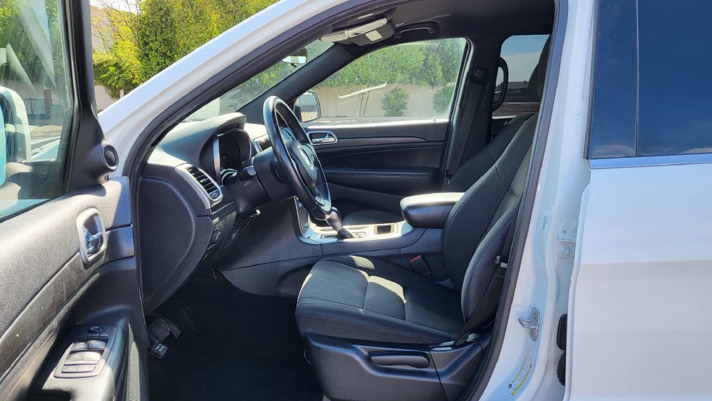 Used 2018 Jeep Grand Cherokee Laredo RWD image 24