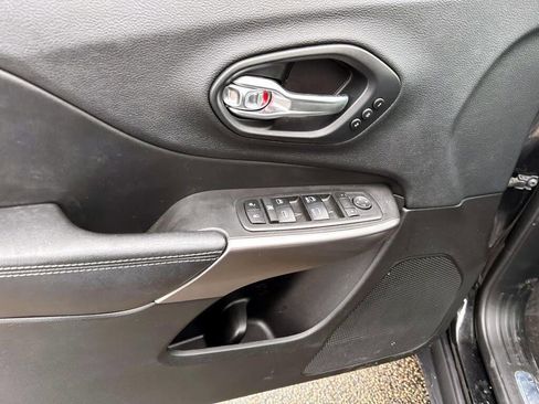 Used 2019 Jeep Cherokee Limited image 11